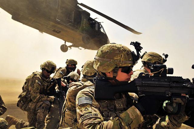 Хаос в аэропорту Кабула: США направят в Афганистан еще тысячу военнослужащих (видео)