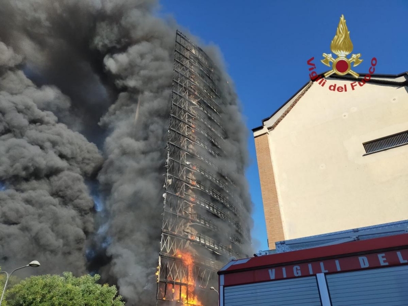 В Милане горит 15-этажный жилой дом (фото, видео)