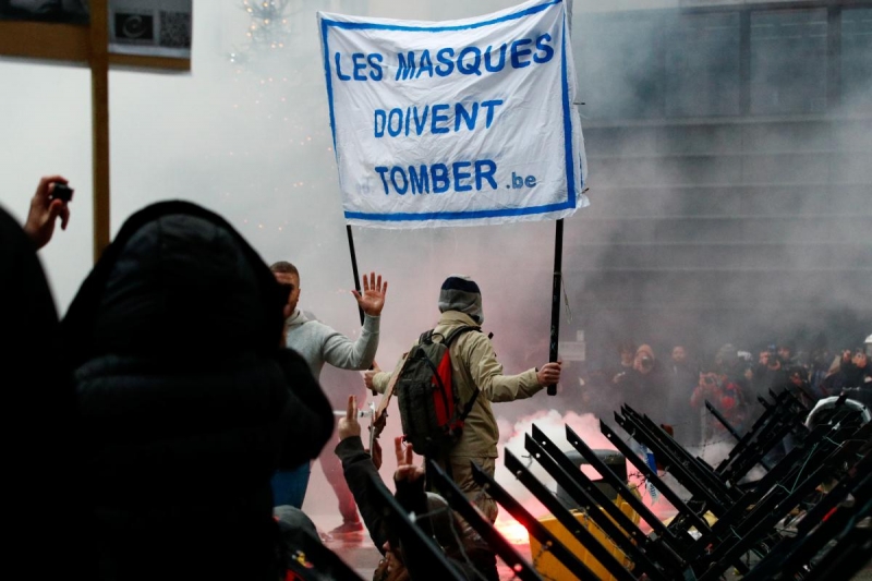 В Брюсселе протесты против карантина: полиция применила водометы (фоторепортаж)