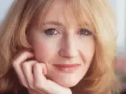 Роулинг обвинила Эмму Уотсон в невежественности из-за защиты трансгендеров