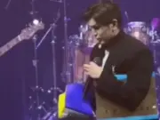 Певец Акмаль отказался брать пакет с подарком в сине-жёлтом пакете