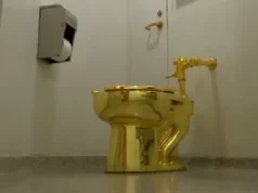 Золотой унитаз, которым пользовались рок-звезды, продают в Британии